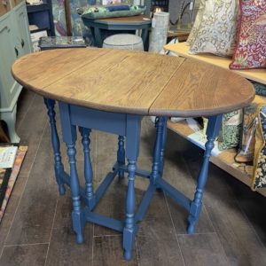 Drop leaf dining table