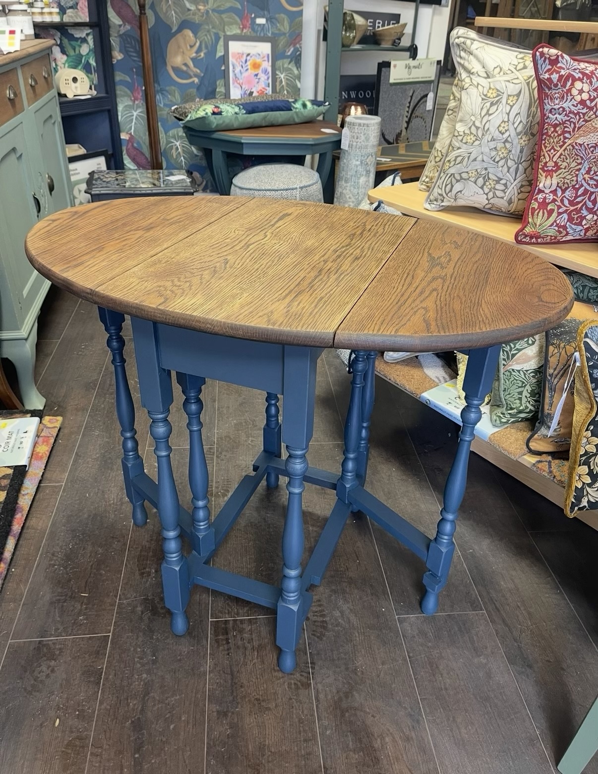 Drop leaf dining table